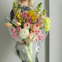 Весенний нежный букет с пионовидными розами