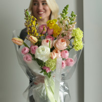 Весенний нежный букет с пионовидными розами