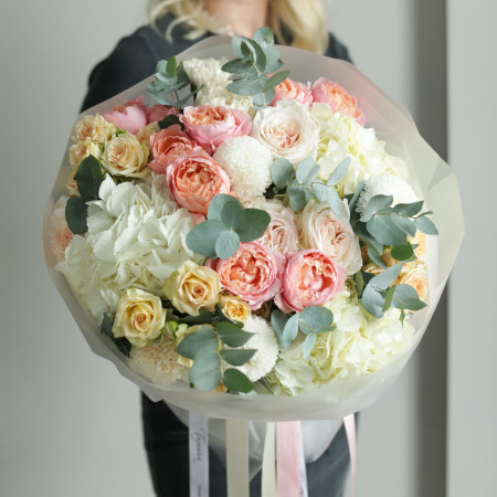 Шикарный нежный круглый букет с пионовидными розами и гортензией