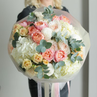 Шикарный нежный круглый букет с пионовидными розами и гортензией