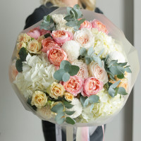 Шикарный нежный круглый букет с пионовидными розами и гортензией