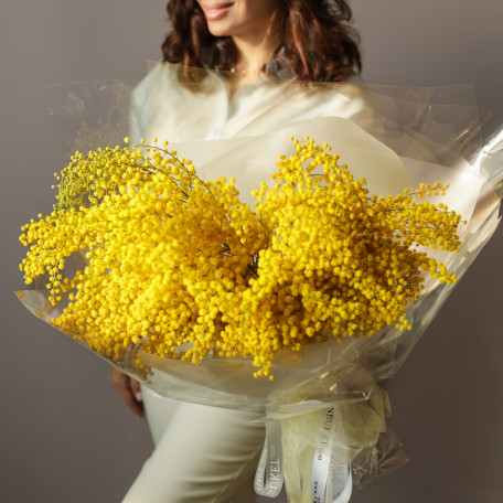 Шикарный пушистый монобукет мимозы