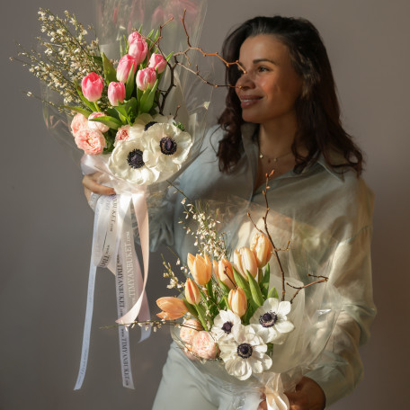 Весенний букет-комплимент с тюльпанами и анемонами