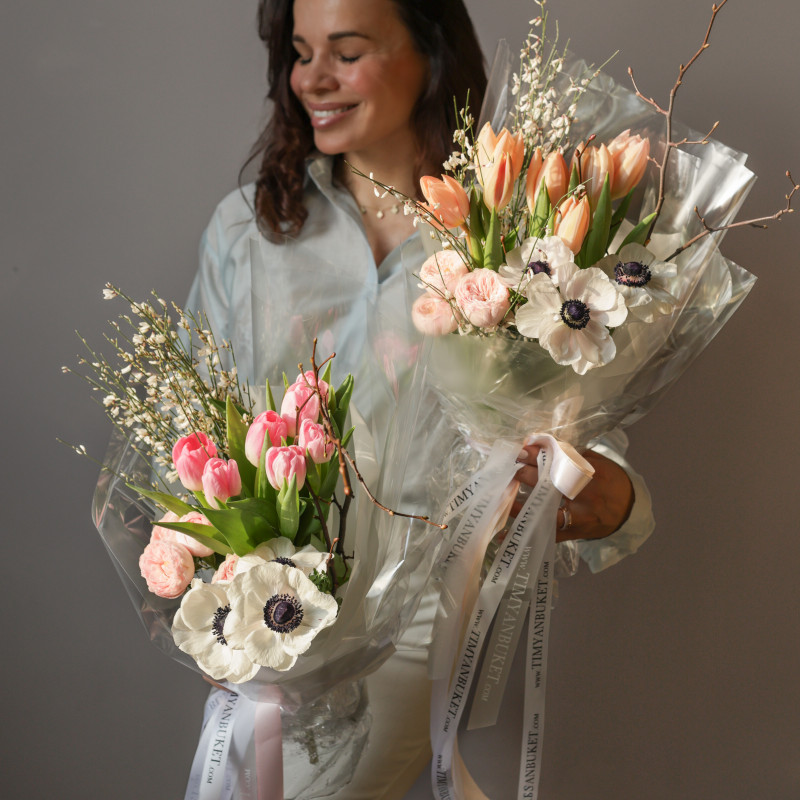 Весенний букет-комплимент с тюльпанами и анемонами