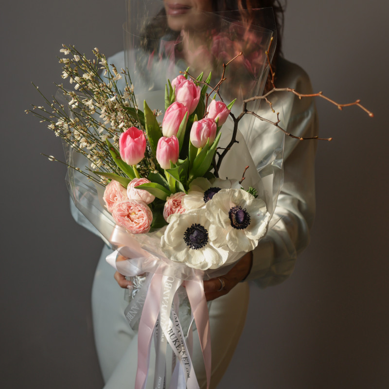 Весенний букет-комплимент с тюльпанами и анемонами