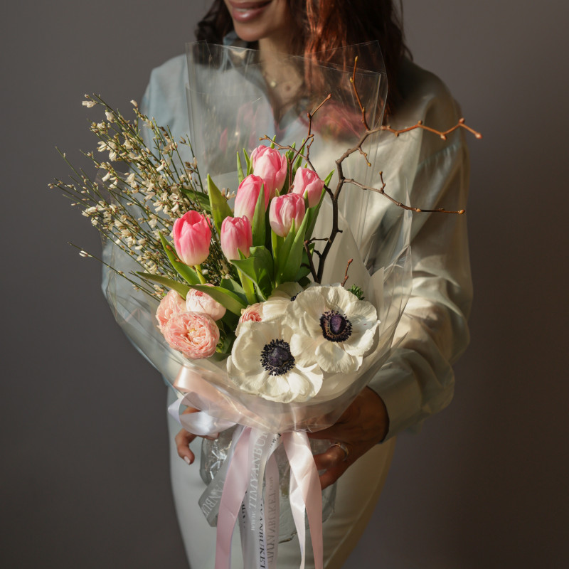Весенний букет-комплимент с тюльпанами и анемонами