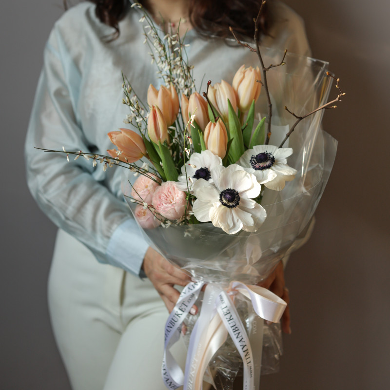 Весенний букет-комплимент с тюльпанами и анемонами