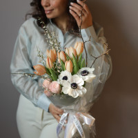 Весенний букет-комплимент с тюльпанами и анемонами