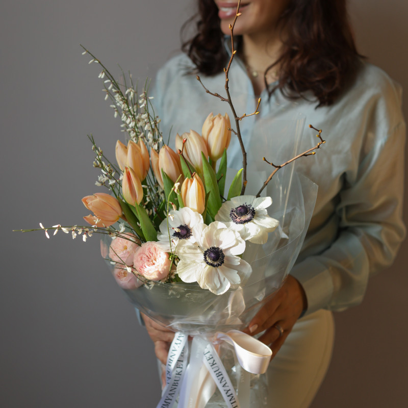 Весенний букет-комплимент с тюльпанами и анемонами