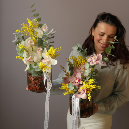 Орхидеи с мимозой и эвкалиптом в стеклянном цилиндре