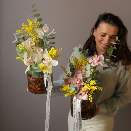 Орхидеи с мимозой и эвкалиптом в стеклянном цилиндре