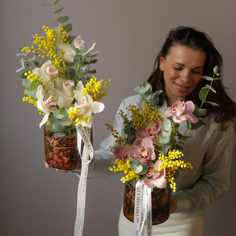 Орхидеи с мимозой и эвкалиптом в стеклянном цилиндре