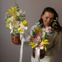 Орхидеи с мимозой и эвкалиптом в стеклянном цилиндре