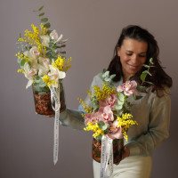 Орхидеи с мимозой и эвкалиптом в стеклянном цилиндре