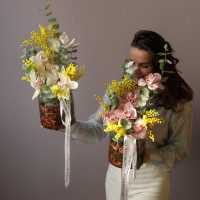 Орхидеи с мимозой и эвкалиптом в стеклянном цилиндре