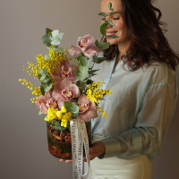 Орхидеи с мимозой и эвкалиптом в стеклянном цилиндре