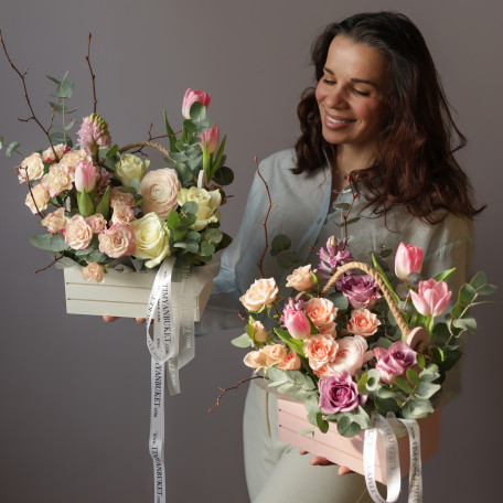 Весенняя композиция в деревянном ящичке с гиацинтами и тюльпанами