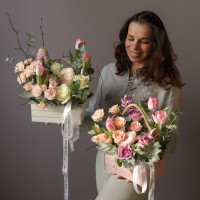 Весенняя композиция в деревянном ящичке с гиацинтами и тюльпанами