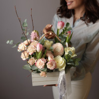 Весенняя композиция в деревянном ящичке с гиацинтами и тюльпанами