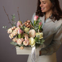 Весенняя композиция в деревянном ящичке с гиацинтами и тюльпанами