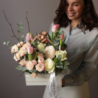 Весенняя композиция в деревянном ящичке с гиацинтами и тюльпанами