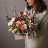 Весенняя композиция в деревянном ящичке с гиацинтами и тюльпанами