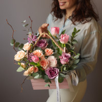 Весенняя композиция в деревянном ящичке с гиацинтами и тюльпанами