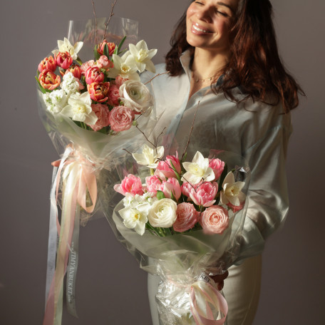 Букет с пионовидными тюльпанами, нарциссами и пионовидными розами