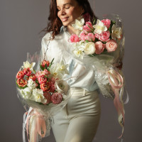 Букет с пионовидными тюльпанами, нарциссами и пионовидными розами