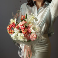 Букет с пионовидными тюльпанами, нарциссами и пионовидными розами