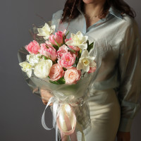 Букет с пионовидными тюльпанами, нарциссами и пионовидными розами