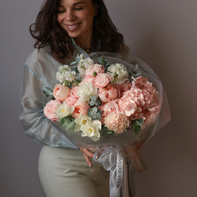 Букет с розовой гортензией, пионовидными розами и нарциссами