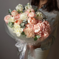 Букет с розовой гортензией, пионовидными розами и нарциссами