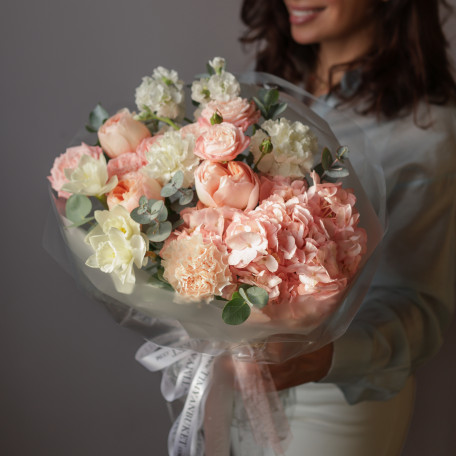 Букет с розовой гортензией, пионовидными розами и нарциссами