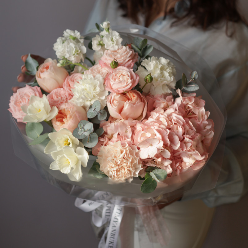 Букет с розовой гортензией, пионовидными розами и нарциссами
