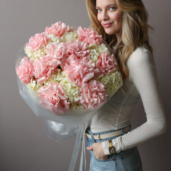 Круглый букет в пудрово-розовой гамме с французскими розами и белой гортензией