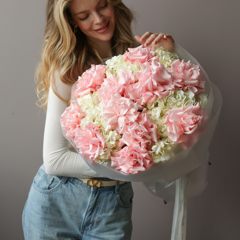 Круглый букет в пудрово-розовой гамме с французскими розами и белой гортензией