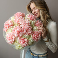 Круглый букет в пудрово-розовой гамме с французскими розами и белой гортензией