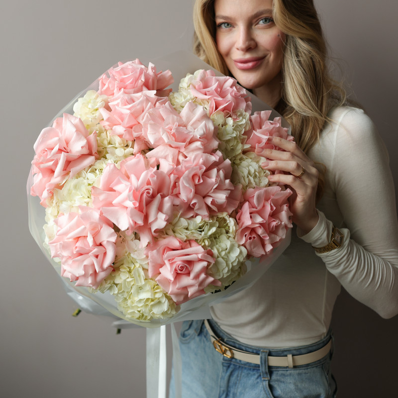 Круглый букет в пудрово-розовой гамме с французскими розами и белой гортензией