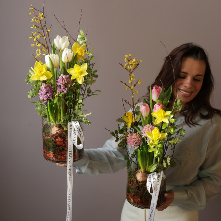 Композиция в стекле с весенними первоцветами