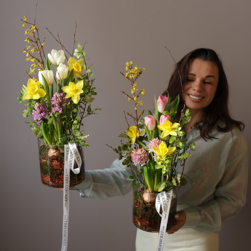 Композиция в стекле с весенними первоцветами