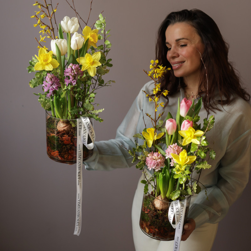 Композиция в стекле с весенними первоцветами