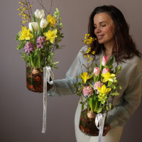 Композиция в стекле с весенними первоцветами