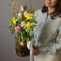 Композиция в стекле с весенними первоцветами