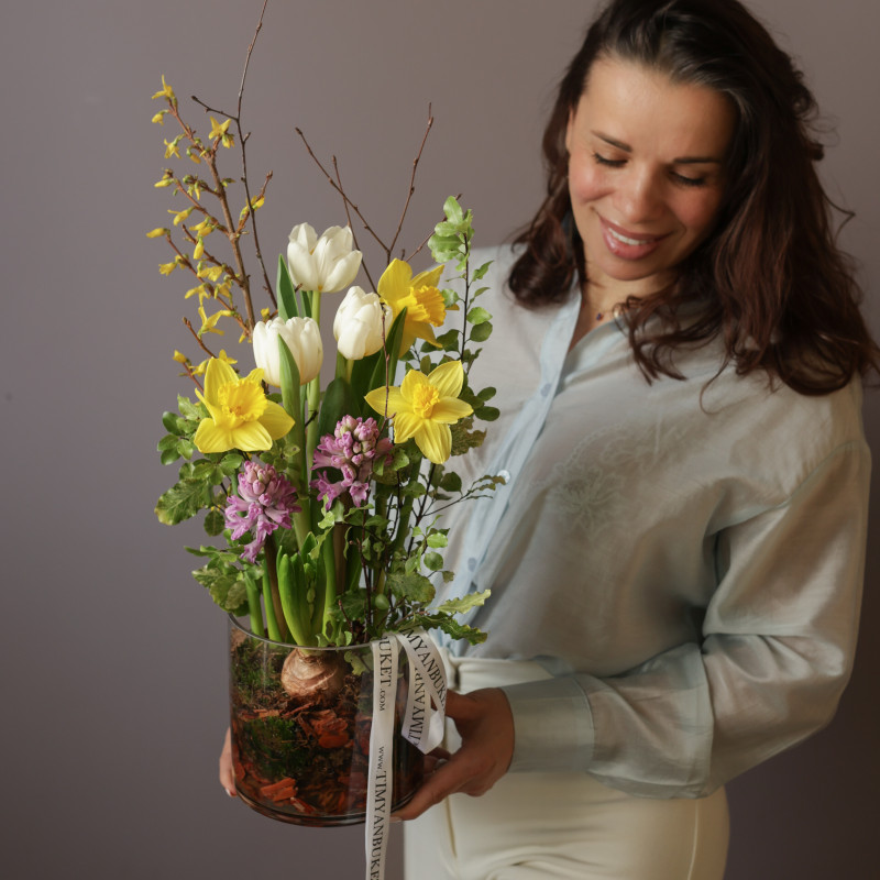 Композиция в стекле с весенними первоцветами