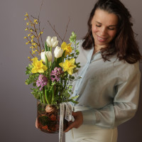 Композиция в стекле с весенними первоцветами