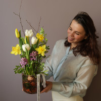 Композиция в стекле с весенними первоцветами