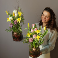 Композиция в стекле с весенними первоцветами