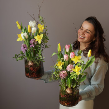 Композиция в стекле с весенними первоцветами