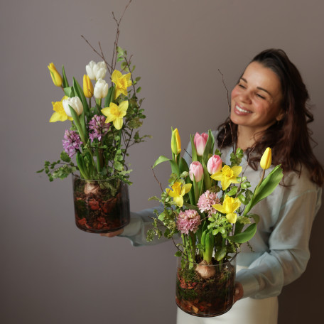 Композиция в стекле с весенними первоцветами